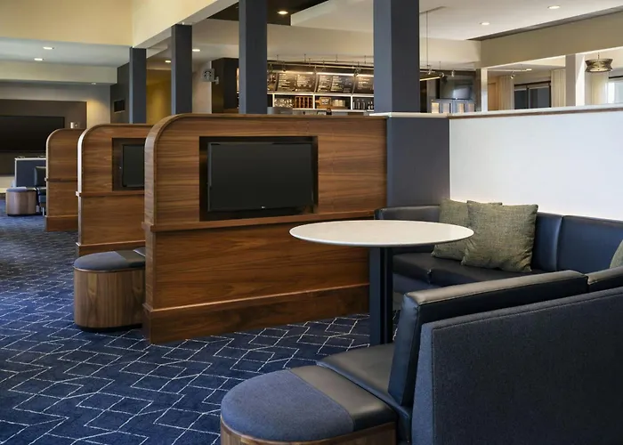 Courtyard By Marriott Fresno