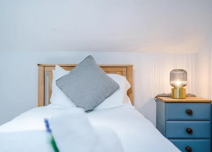 Cozy 3-Bed Home By 53 Degrees Property, Perfect For Business & Groups!