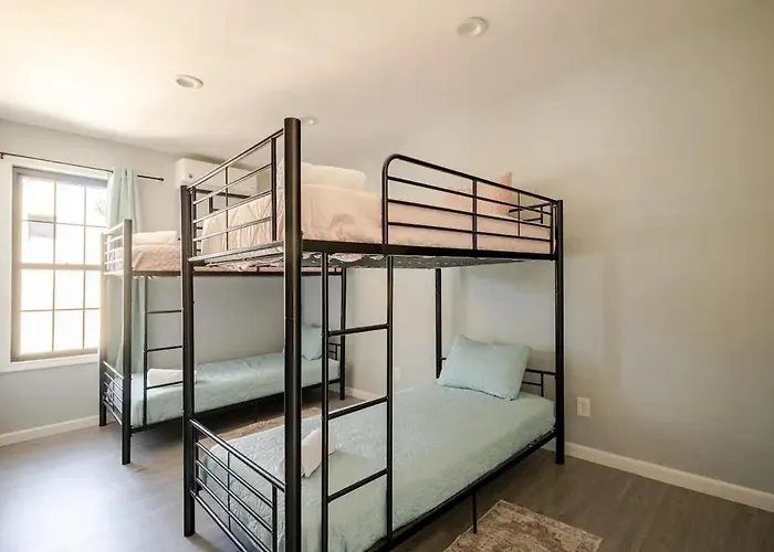 Modern 3-Bdrm Apt In Black Rock
