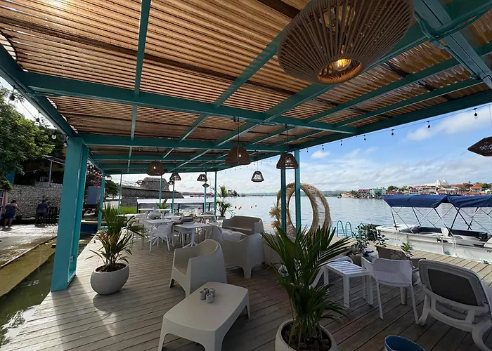 Adra Hostal Peten