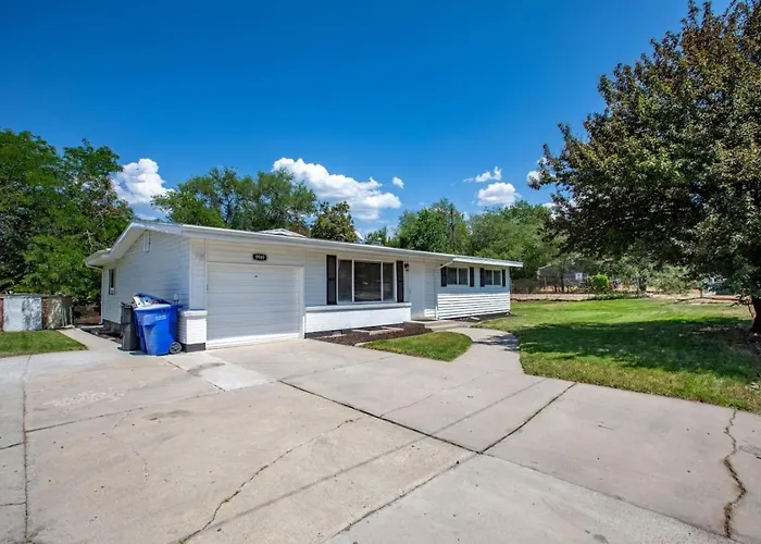 Lilypad Retreat + Pet Friendly Ski Base
