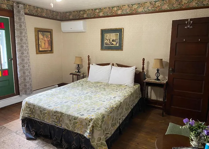 Colonial Charm Inn