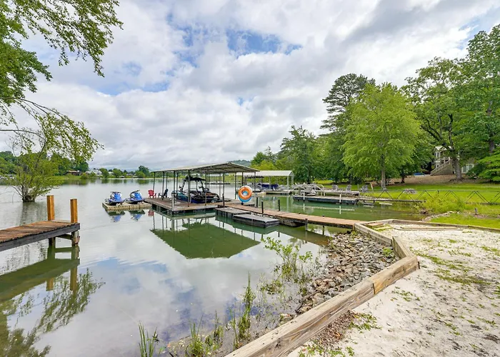 Hiawassee Getaway W/ Hot Tub, Deck & Lake Access!