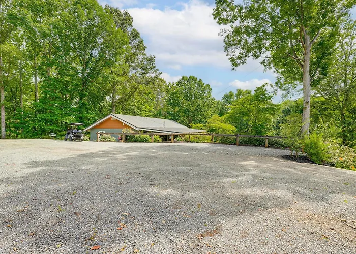 Hiawassee Getaway W/ Hot Tub, Deck & Lake Access!