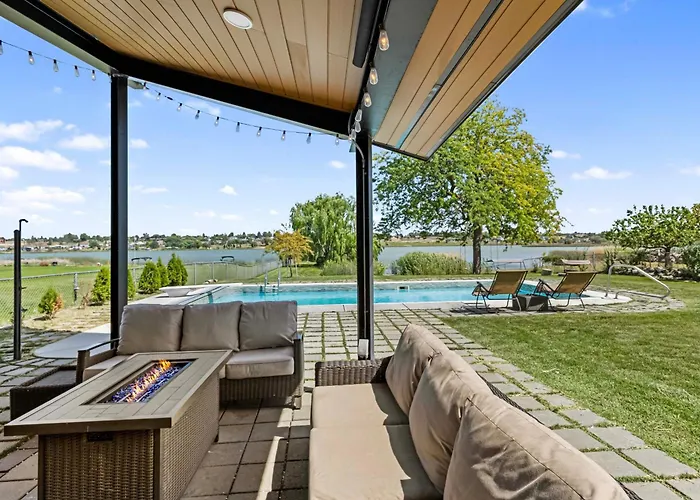 Lakefront Washington Home W/ Private Pool & Sauna
