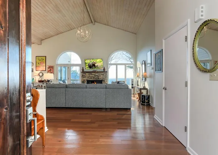 The Grateful Den - Cozy Retreat In Big Canoe