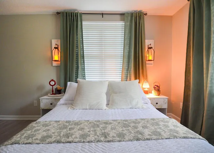 Private 1 Acre Retreat, Spa, Firepit, Gym, Chickens, King Suite, Pets