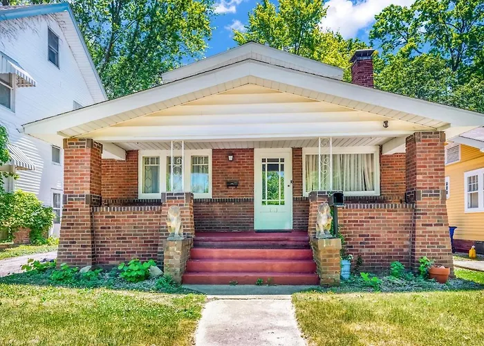 Elegant 5 Bedrooms Home Near Millikin Univ