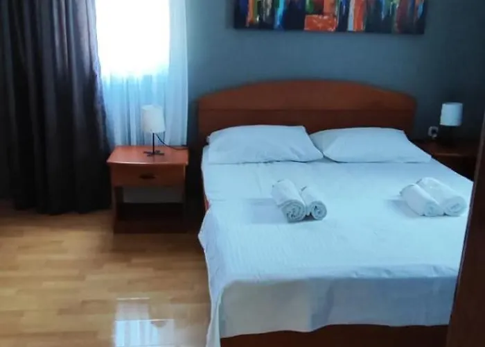 Grand - Beachfront Rooms & Apartments
