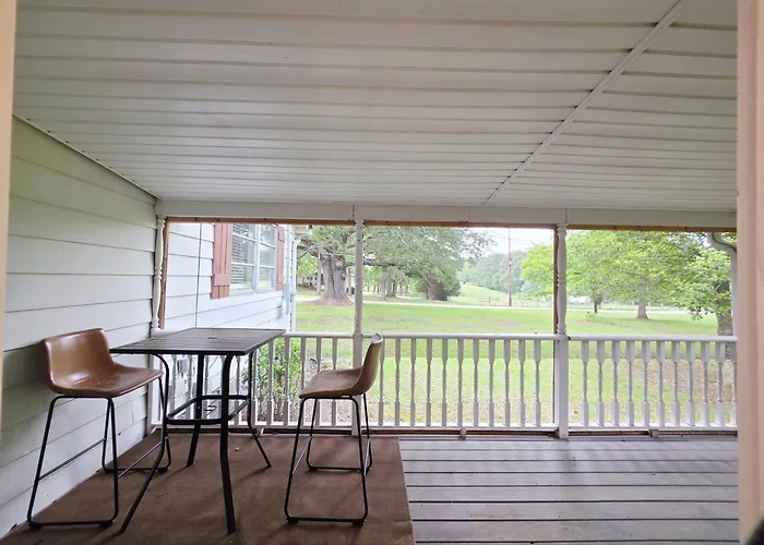 Rustic Retreat And Smokehouse Eats