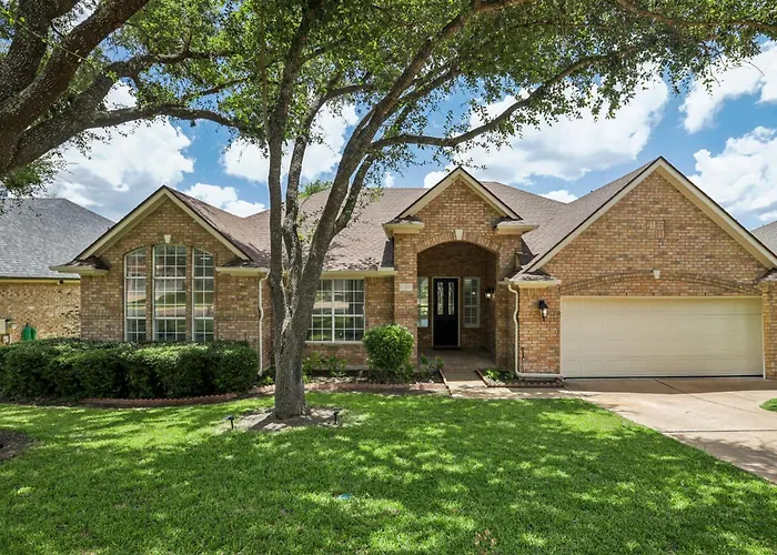 5 Beds Luxury Retreat On Golf Course