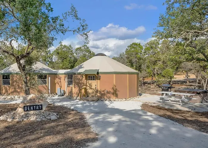 Bronco Luxury Yurt-Cabin - Family Glamping Canyon Lake W Private Hot Tub