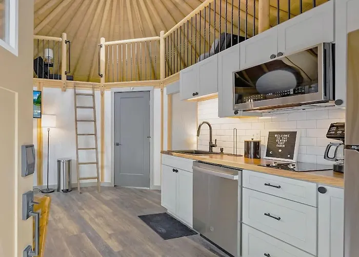 Bronco Luxury Yurt-Cabin - Family Glamping Canyon Lake W Private Hot Tub