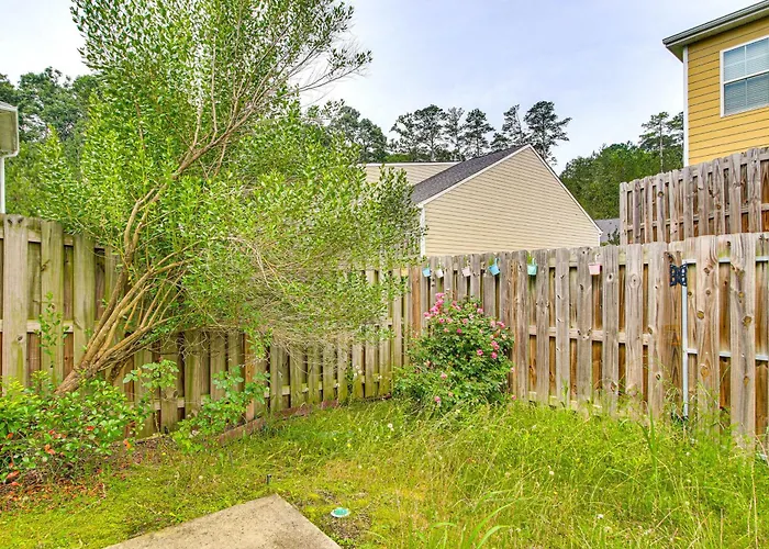 7 Mi To Dtwn Augusta: Townhome Near Shops & Eats!