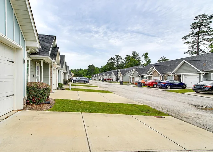 7 Mi To Dtwn Augusta: Townhome Near Shops & Eats!