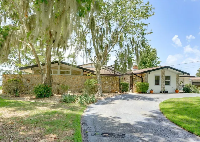 Family Home W/ Stunning Water Views In Tavares!