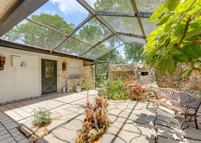 Family Home W/ Stunning Water Views In Tavares!