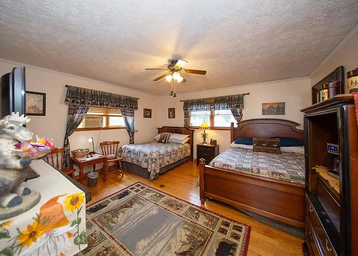 Smiths In-Law Suite! Pet Friendly! Hot Tub!