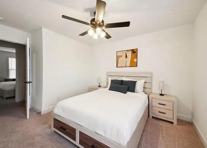 Arte Luxury Townhomes F6 I Comfy 2 Bed 25 Bath