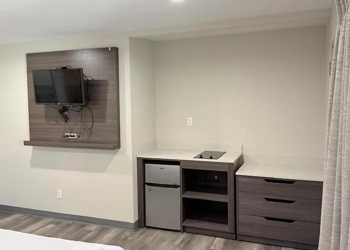 Broadway Inn And Suites
