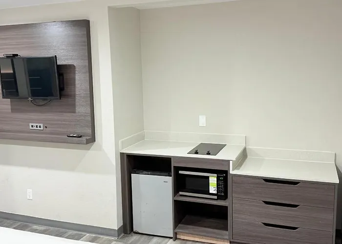 Broadway Inn And Suites