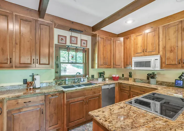 Shangri-La ! A Serene Retreat - Direct Access To Trails Just 7 Miles Drive !!