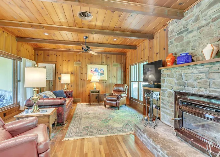 Shangri-La ! A Serene Retreat - Direct Access To Trails Just 7 Miles Drive !!