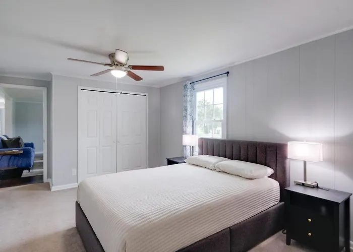 Fish, Relax & Enjoy Lake Views: Colonial Beach Gem