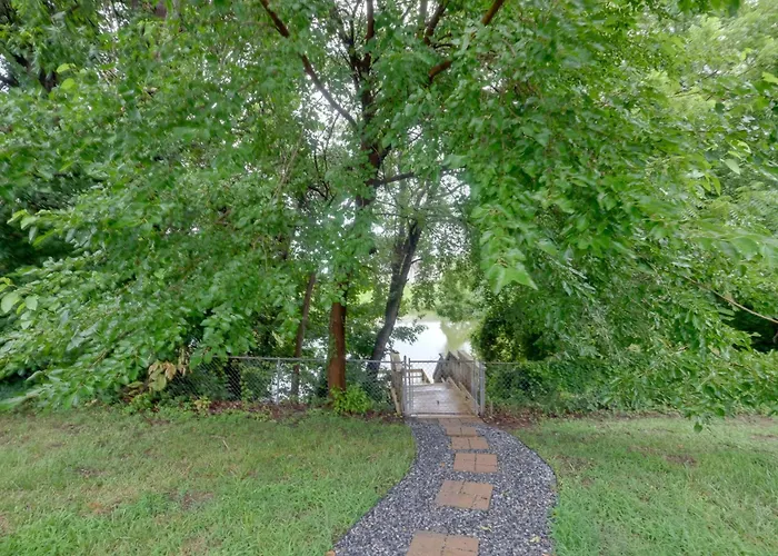 Fish, Relax & Enjoy Lake Views: Colonial Beach Gem