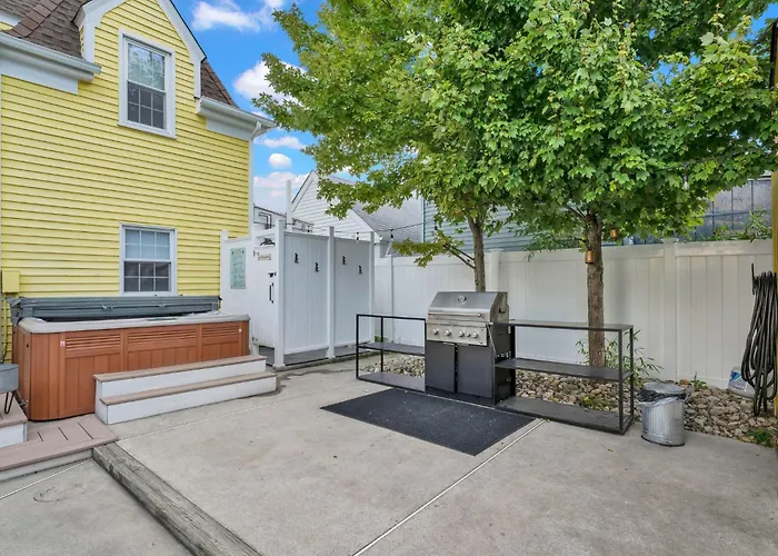Gorgeous Historic Victorian With 8 Bedroom/4 Baths