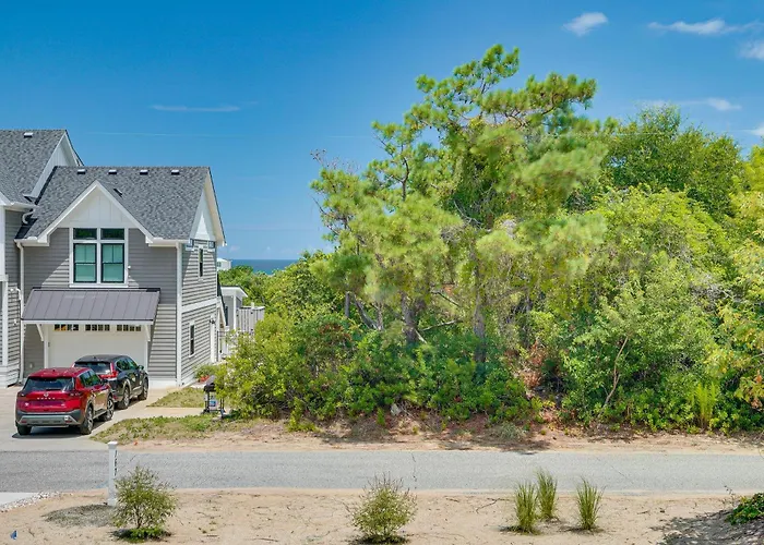 Walk To Beach: Southern Shores Retreat W/ Hot Tub