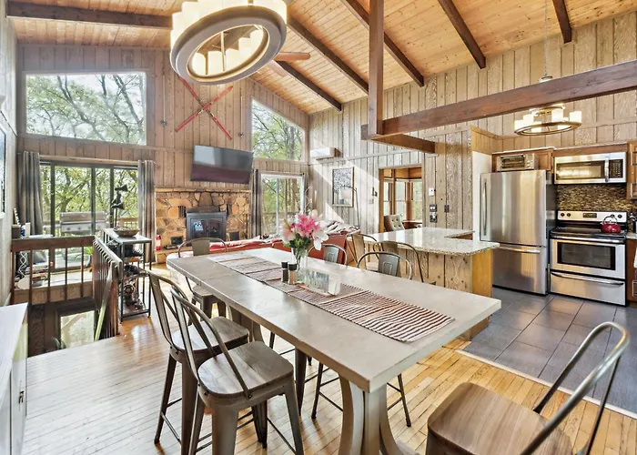 Charming Porter House In The Heart Of The Poconos Chalet