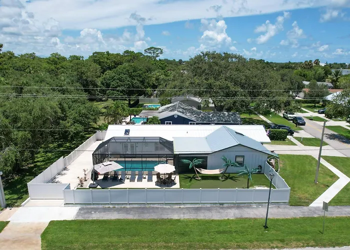 Luxe Jupiter Home W/ Pool House, Near Golf & Beach