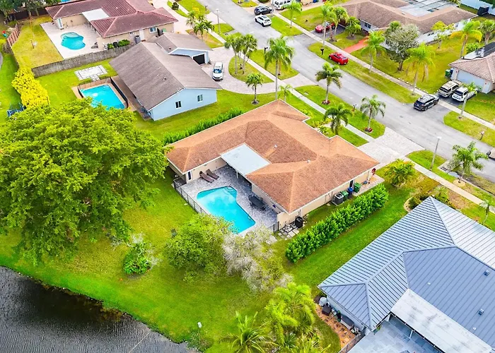 Watersedge - Lakefront Beauty, Saltwater Pool