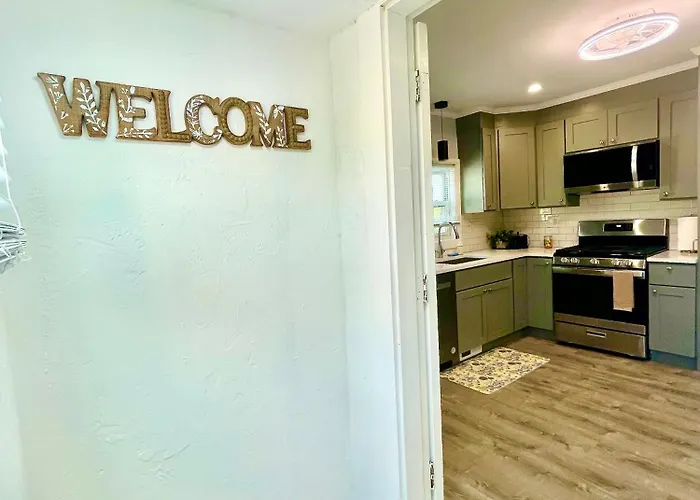 Cozy 3-Beds In 2-Bedrooms Apartment Near Quincy Adams