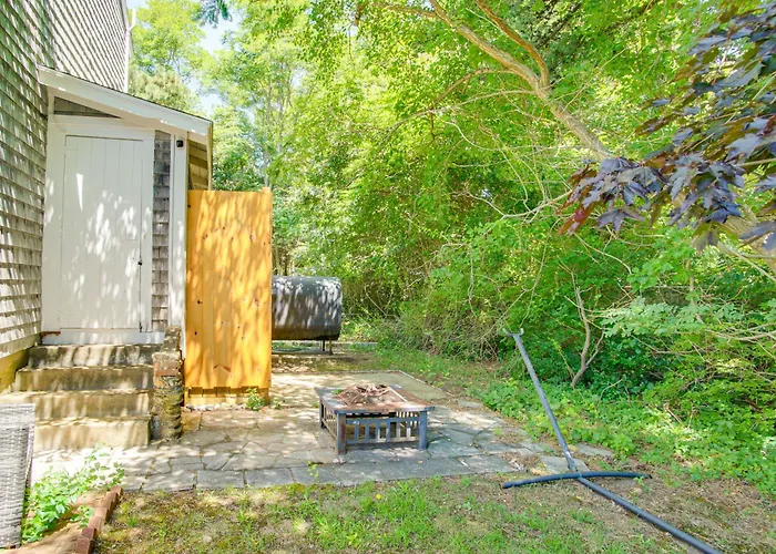 < 1 Mi To Beaches: Home W/ Deck In Oak Bluffs