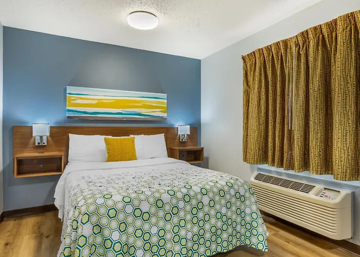Hometowne Studios & Suites By Red Roof Greensboro