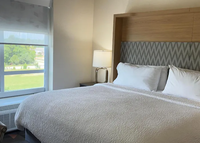 Holiday Inn & Suites - Fayetteville W-Fort Bragg Area By Ihg