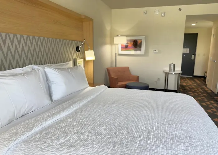 Holiday Inn & Suites - Fayetteville W-Fort Bragg Area By Ihg