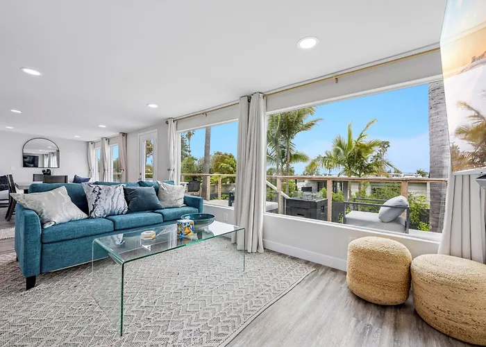 Designer Home With Yard -Walk To Beach, Shops And More