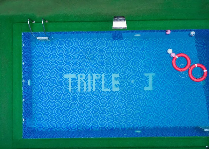 Triple J Universal Hotel And Suites