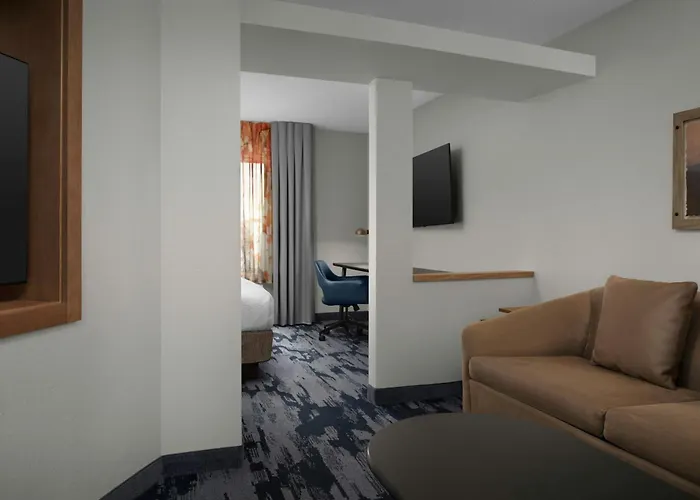 Fairfield Inn & Suites By Marriott Rogers