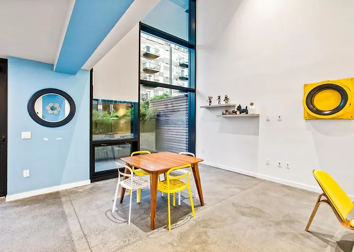 Posh Lofty Pad In Central Redmond - 92 Walkscore!