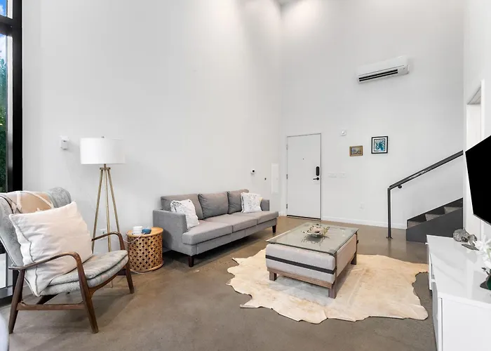 Airy And Open Corner Loft - 92 Walkscore