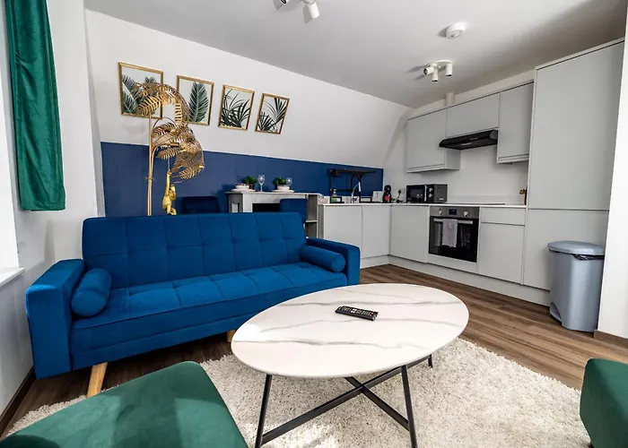 Modern 2-Bed Apartment - Near Train And Town - Parking Available