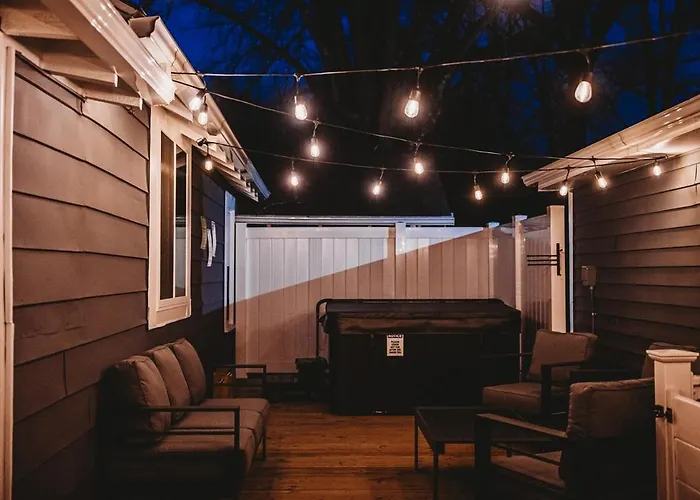 Avalon Cottage With Hot Tub
