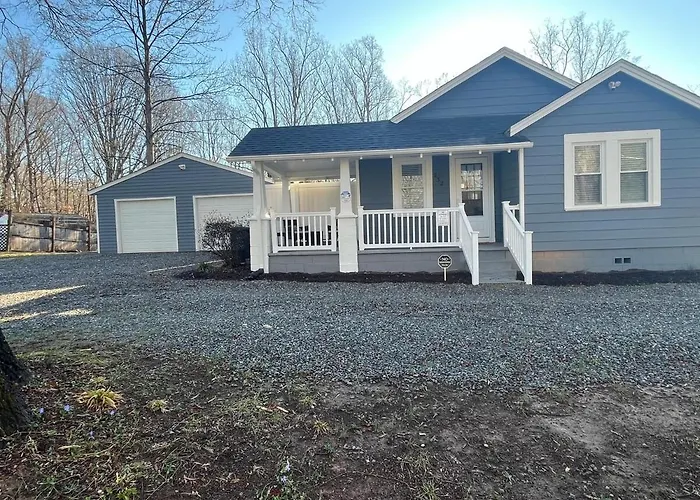 Avalon Cottage With Hot Tub