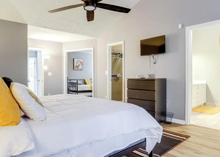 Stylish Retreat In Lawrenceville