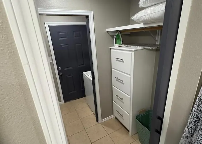 1 Bedroom 1 Bath Airport Spacex Lng Washdry Yard Patio Pets