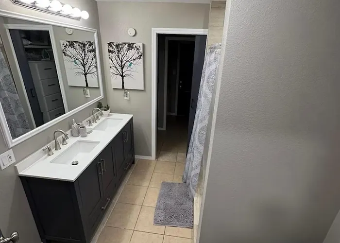 1 Bedroom 1 Bath Airport Spacex Lng Washdry Yard Patio Pets